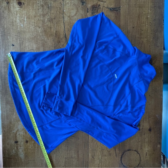 L - Semi-fitted Active Old Navy shirt - Picture 5 of 8